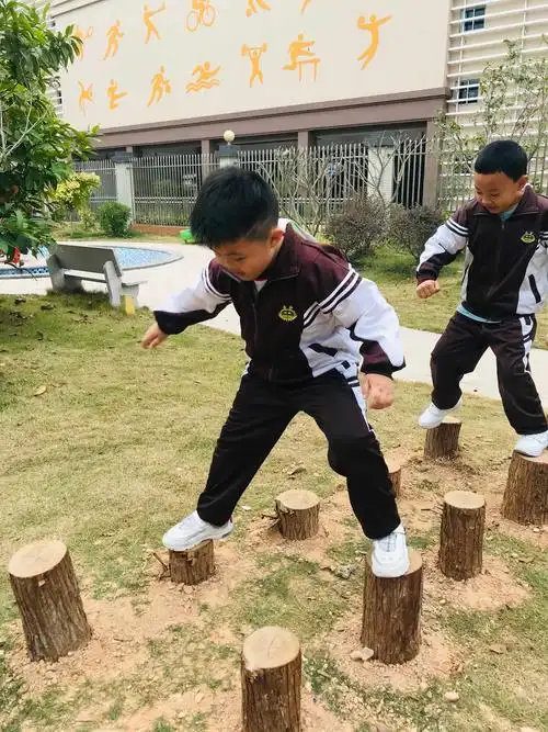 "过梅花桩"的游戏主要是锻炼幼儿的胆量,平衡能力和灵活性,从而使幼儿