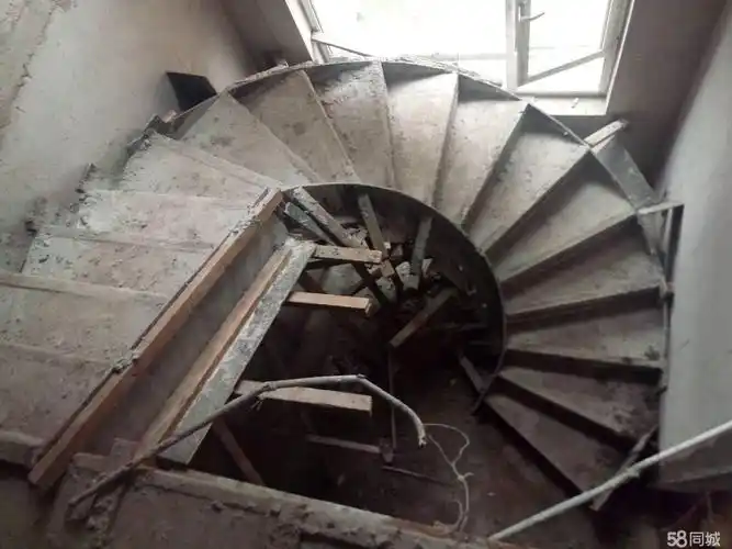 浇筑楼梯现浇隔层提供旋转楼梯服务