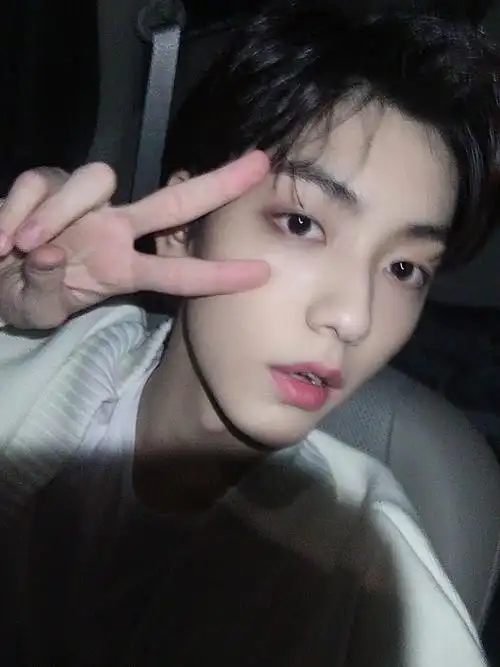 分享一些这几天保存的帅哥自拍05