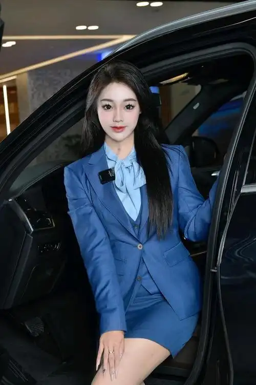 在车流穿梭的都市中,有一个特殊的群体,她们站在汽车销售店的展厅里