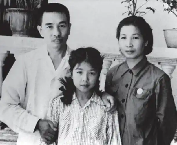 1951年,中央来人在江西寻找一个乞讨长大的孤儿:你生母是大首长