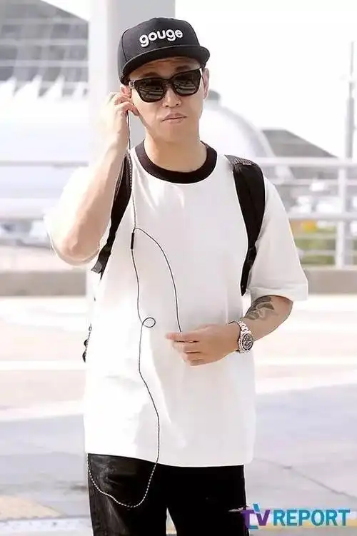 去年10月,gary从参与了7年的《running man》下车,之后更是经历了