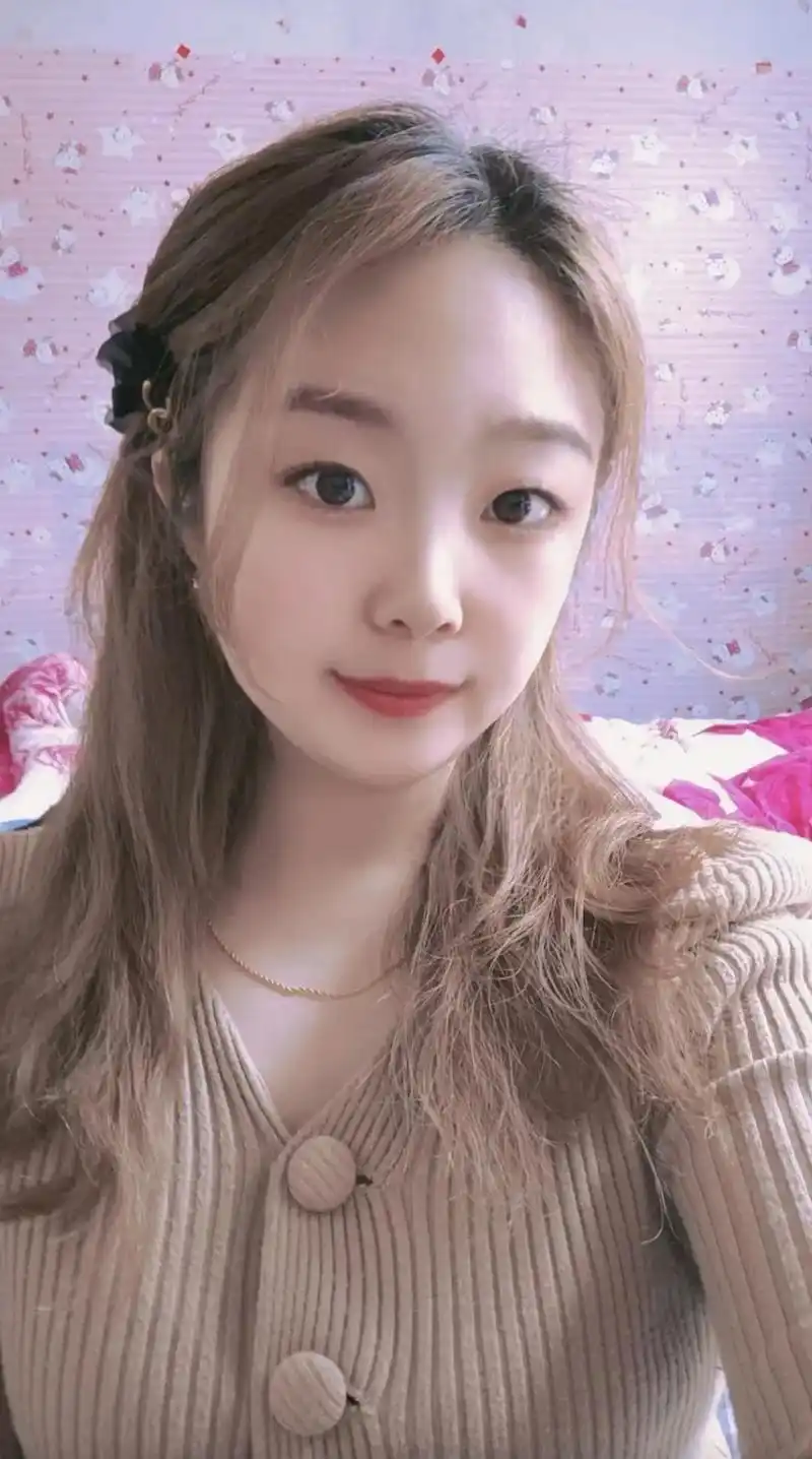 在相册里找到之前姐姐的照片.