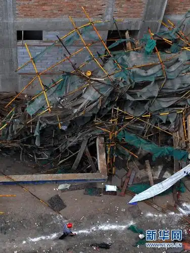 答:这种事情还用说吗晕`工地上施工的都是砖块钉子水泥等等`你穿个