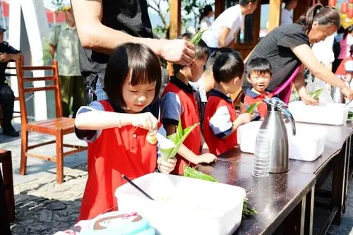 武陵源150名儿童学包粽子迎双节(图)