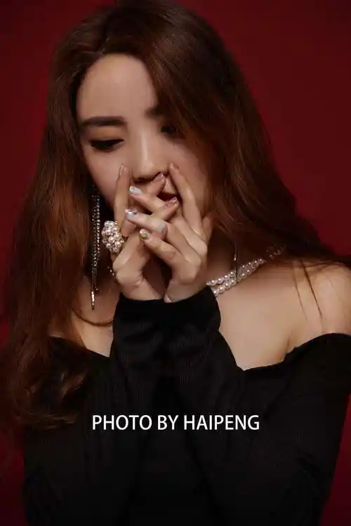 戴珍珠项链的女孩