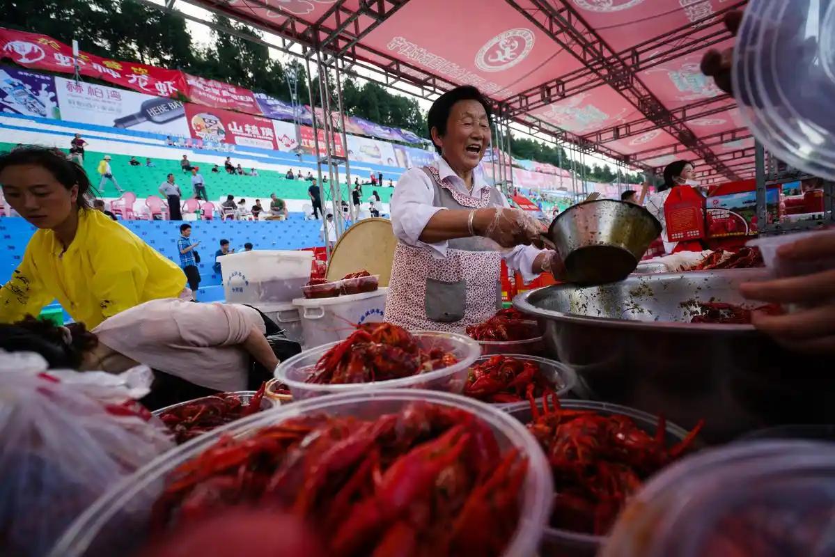 江苏盱眙:5万人共享"龙虾宴"(3)