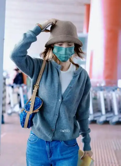 金晨今日份穿搭灰色开衫搭配牛仔裤休闲又时尚