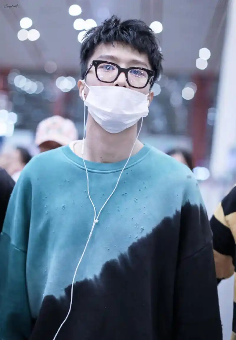 组图范丞丞穿蓝黑卫衣戴口罩现身新发型清爽帅气少年感十足