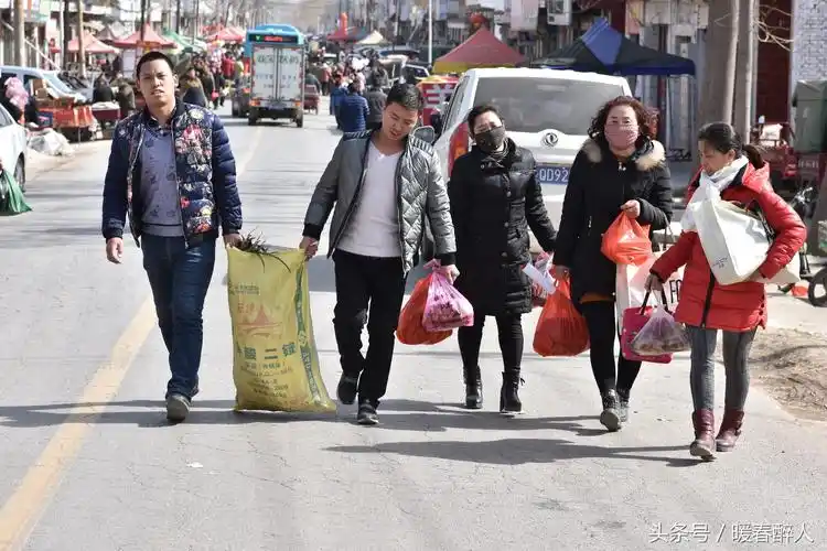 赶集置办年货回家的人们都买了些啥?