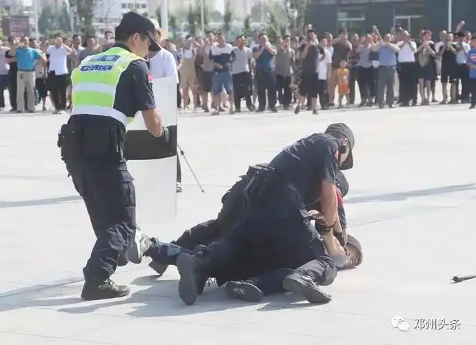 惊险!一蒙面持刀歹徒闯入邓州城区某学校