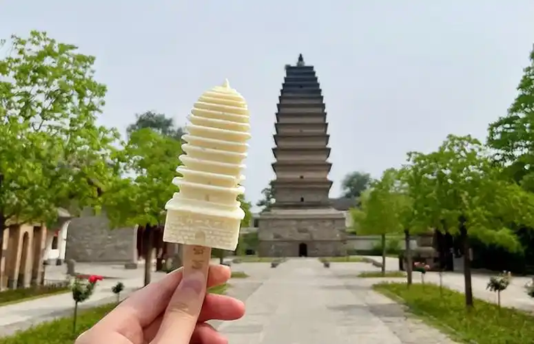 三圣塔文创雪糕亮相沁阳受青睐