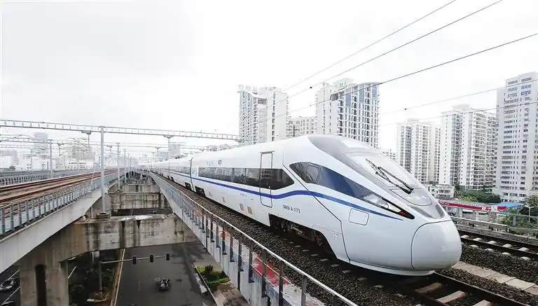 环岛高铁动车组驶入海口东站.海南日报记者李英挺 摄