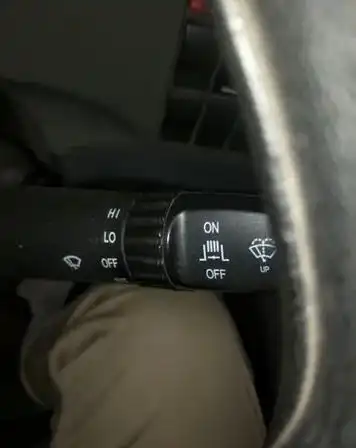 排气制动开关,常被安置在方向盘组合开关的右侧手柄上,只需向后拉动