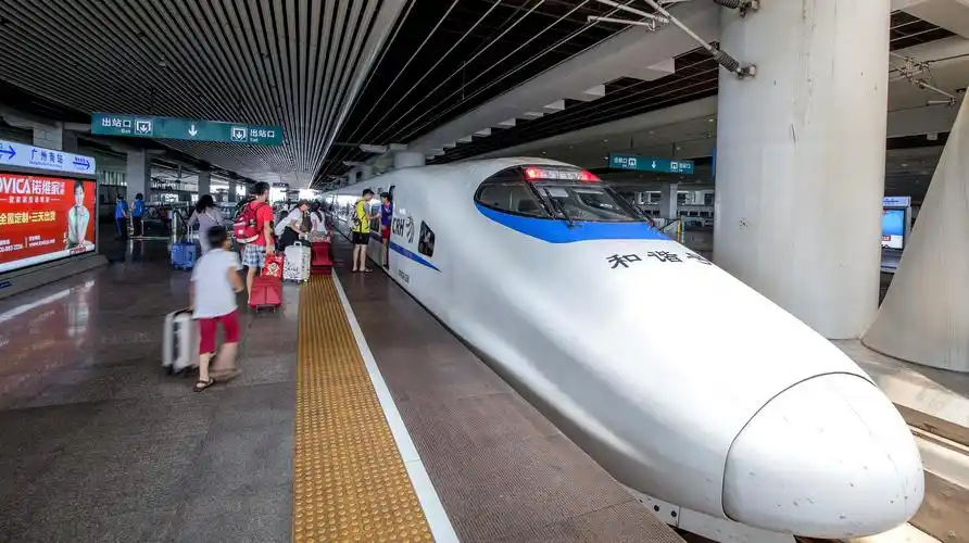 中国高铁又将有新发展?以后到站不用停车,乘客照样正常换乘!