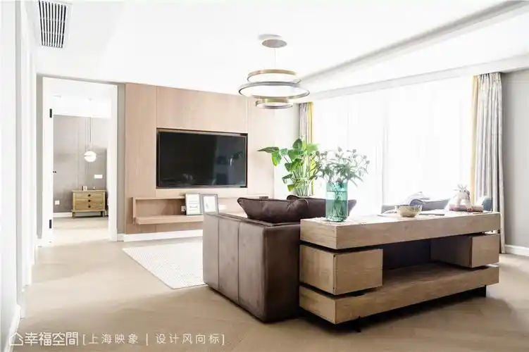 沙发背柜沙发后方配置矮柜,一方面可当作沙发的"靠山",同时也能作为