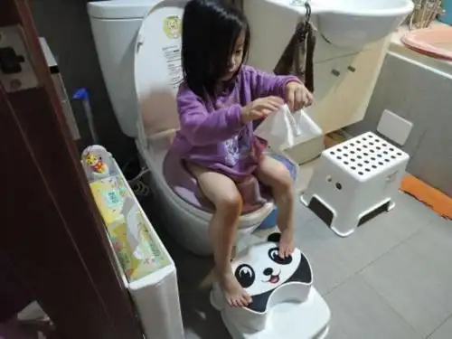 有一天上课,他忽然想小便,但又不敢和老师说,于是一直忍着.