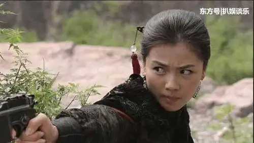 关东第一女土匪使得一手好双枪被枪决人们纷纷为她送行