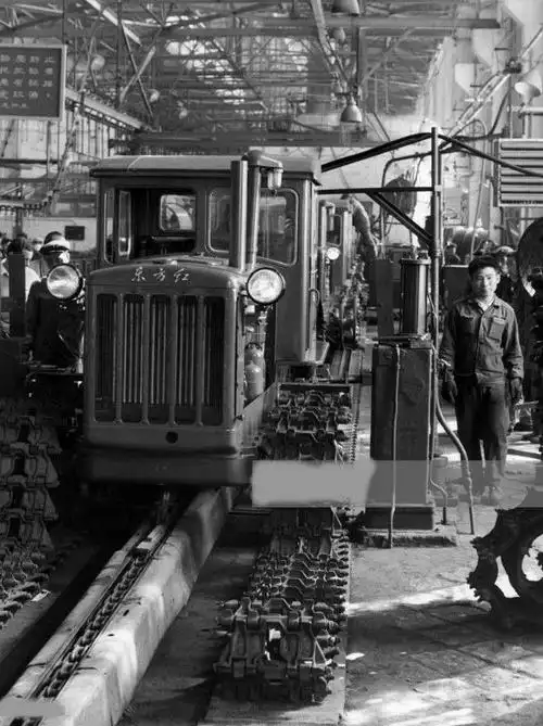 老照片河南洛阳生产的东方红拖拉机中国农业机械化的形象代表