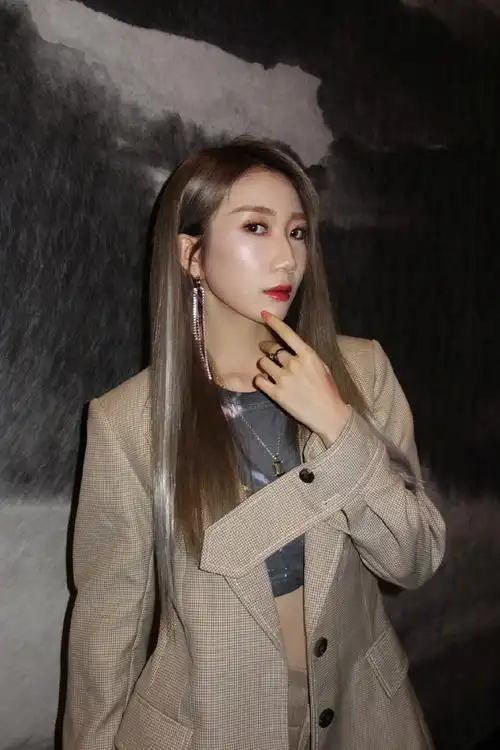 简介:乃万卡其色西装外套性感写真图片,分享一组乃万图片给大家,图中