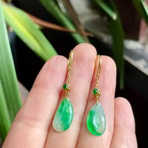 冰种阳绿翡翠耳环