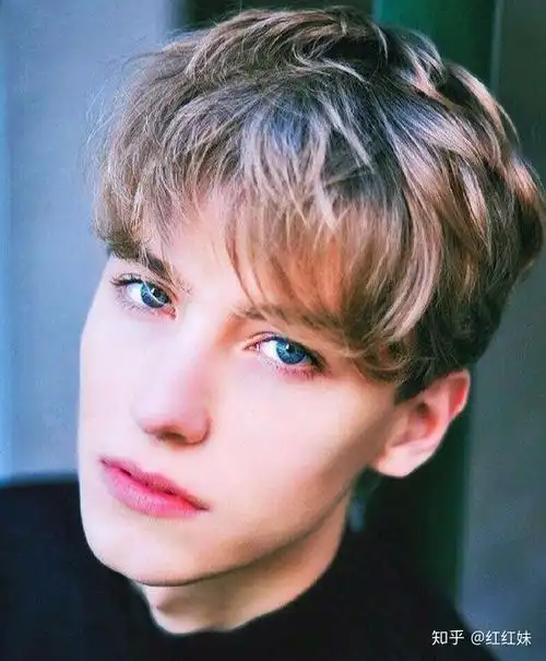 而这款男士发型有着强烈的英伦风特性,并且需要发量达到一定的长度