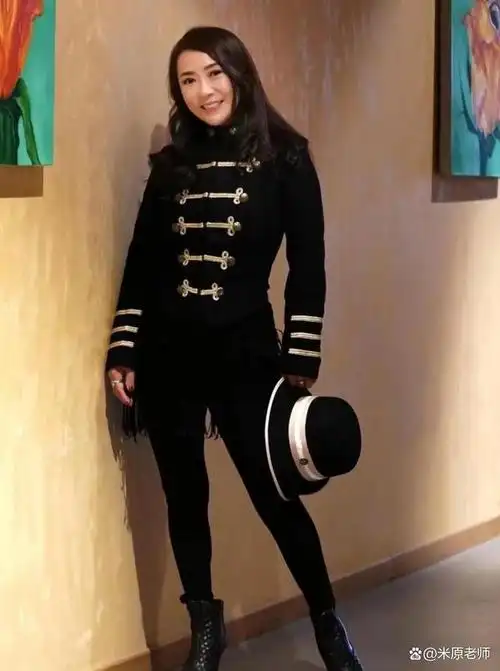 56岁的程琳出近照,身材依旧火辣