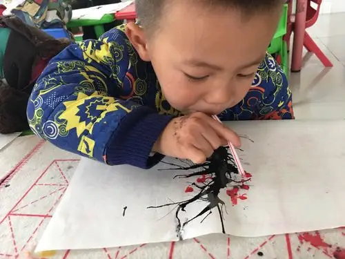 好玩的吹画一一朱老庄镇中心幼儿园中三班