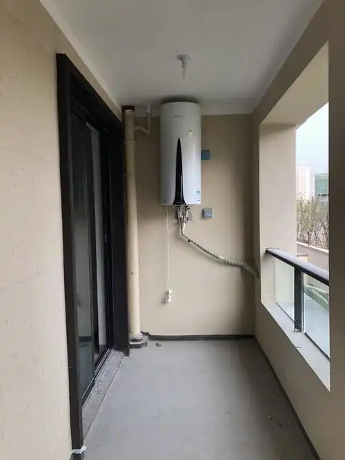甚至是二手房,都有很大的机会碰到阳台上装的壁挂式太阳能热水器!
