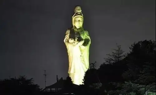 日本仙台观音像,全体通白!月光显吓人,还能"坐"在观音头上!