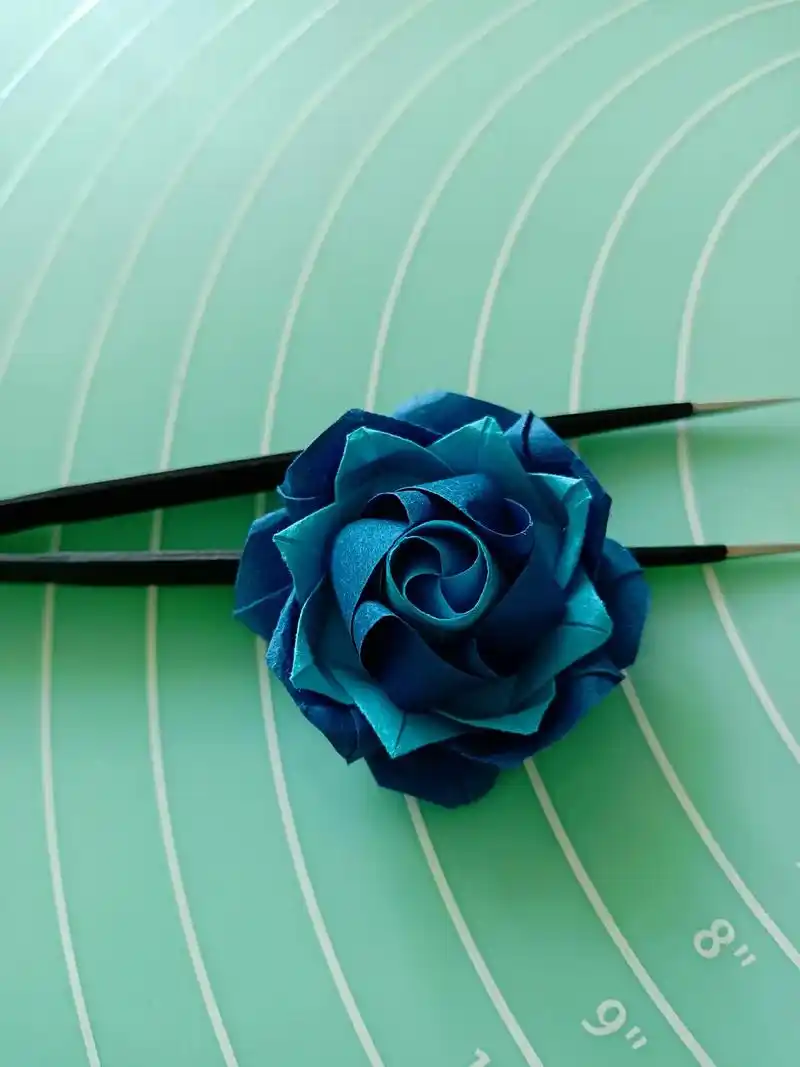 星星纸折玫瑰|蓝色妖姬.有点小复杂呦!#手工diy #折玫瑰 - 抖音