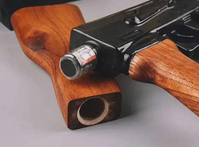 将一把ak47盛满酒,拎起来对瓶吹是什么体验?丨轻武专栏_网易订阅