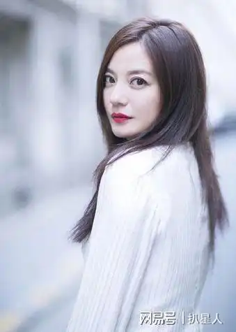 赵薇家公去世追悼会开成演唱会亲爹去世赵薇黄有龙未到场送别