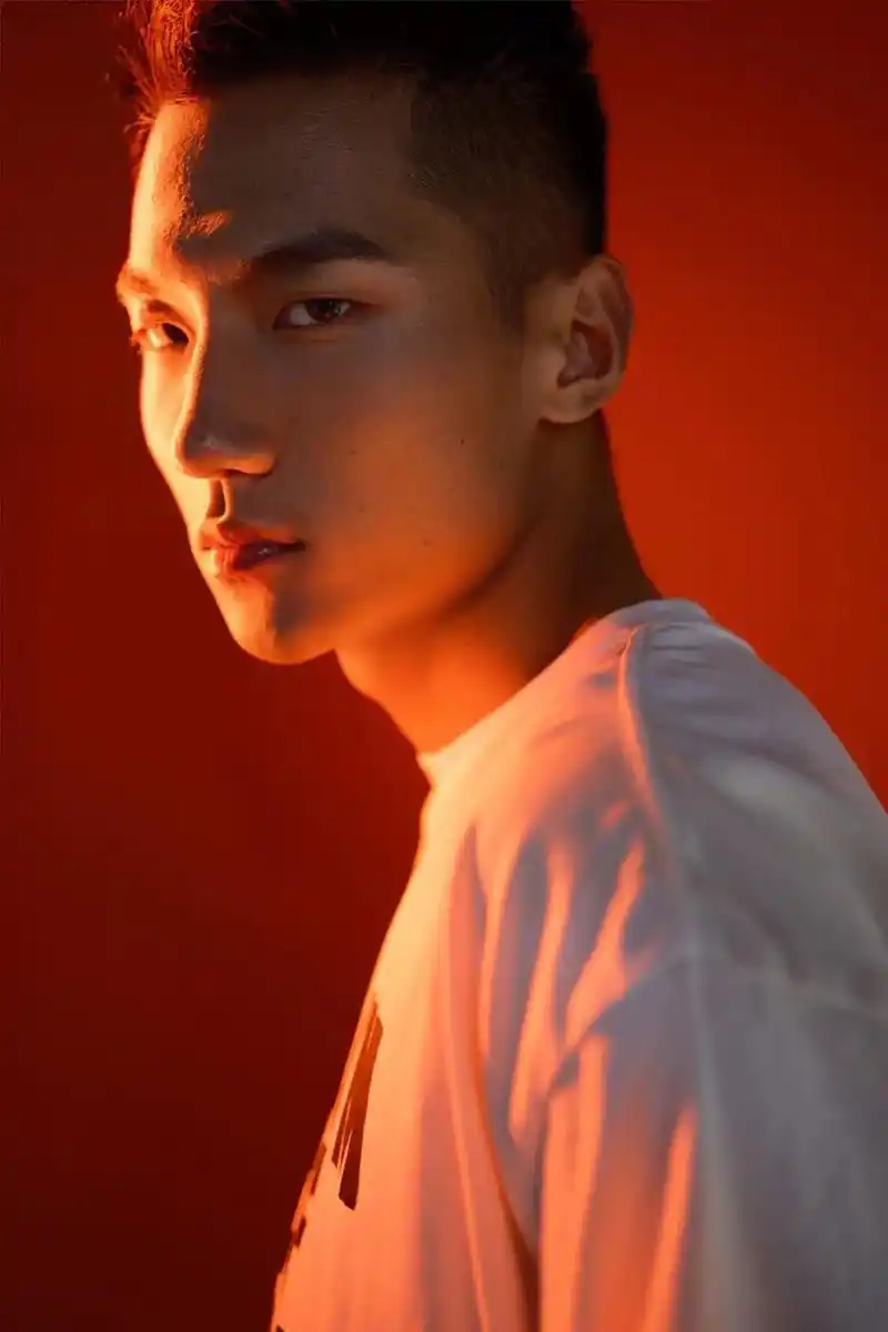 去年最爱的一组照片#侧颜杀 #硬照 #短发男孩 - 抖音