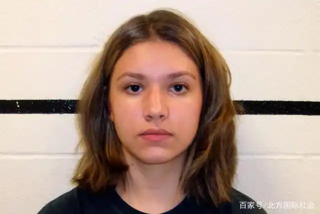 因被学校开除,美国18岁女高中生扬言"血洗"母校,家中藏着ak-47