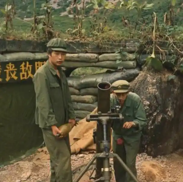 血战老山!战士们都剃成光头,全体照相,每个人带一枚光荣弹