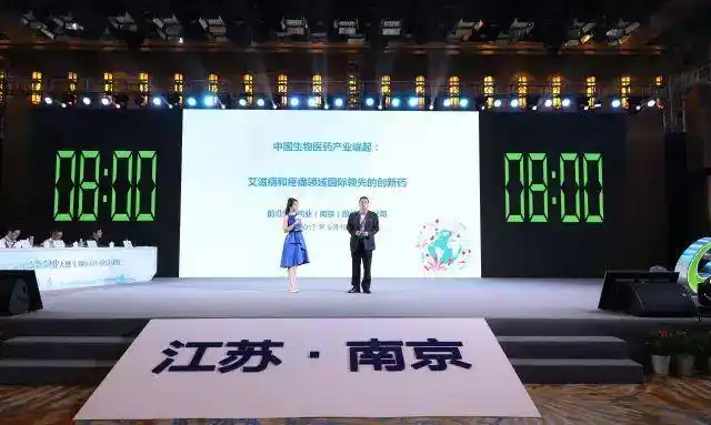 市委常委,区委书记李世贵及区领导梁爱国,周育刚,米永强等出席颁奖