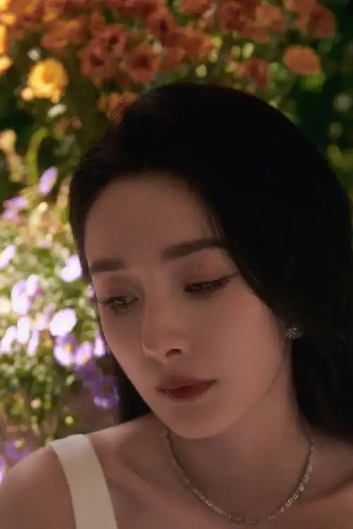 杨幂杂志侧颜花絮图##杨幂把丝巾系腰上##杨幂说以后改名四小花衫