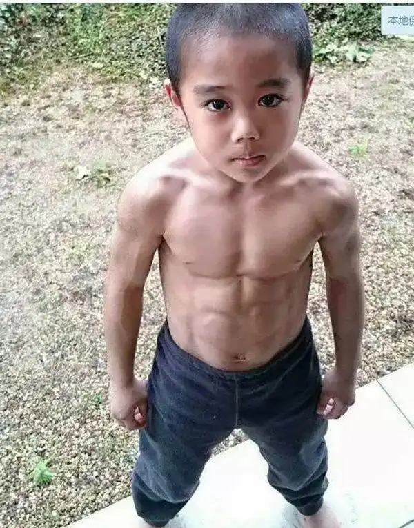 这位叫朱利亚诺·斯特勒,来自罗马尼亚.2岁就跟着父亲在健身房锻炼.