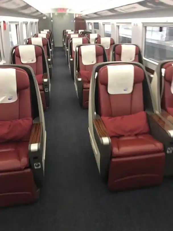 途虫的百味人生个人觉得,出行一等座就差不多了,人相对较少,可以安静