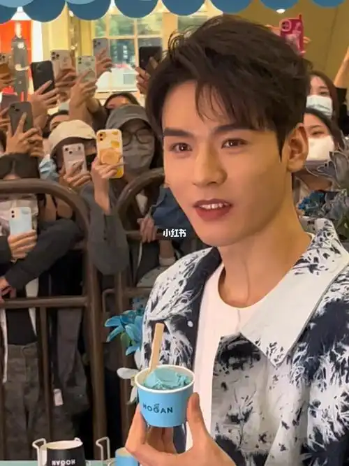 带生命粉小姐妹采访龚俊