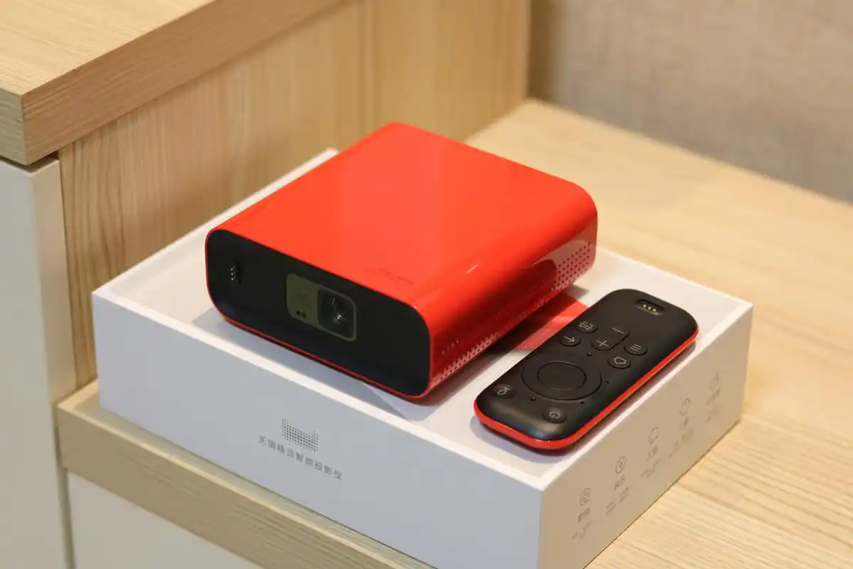 天猫精灵智能投影仪小红盒,是由阿里巴巴人工智能实验室打造的一款