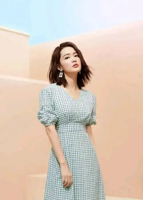 李沁短发造型同样很美,红棕色头发颇具港风,一身格子裙温柔可人