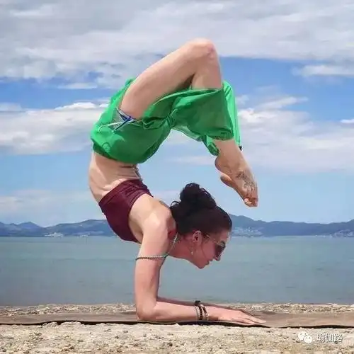 瑜伽蝎子式倒立,仅需四步即可轻松完成