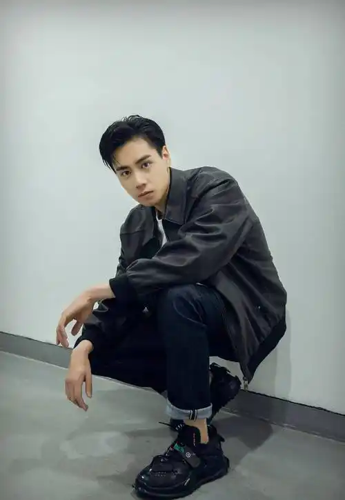 又一大波男明星皮衣穿搭合集来喽 帅气潇洒 时尚酷炫 每一个都喜欢