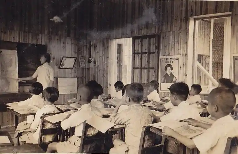 地理课.教室里有女侠秋瑾的画像,还有供学生阅读的报纸.