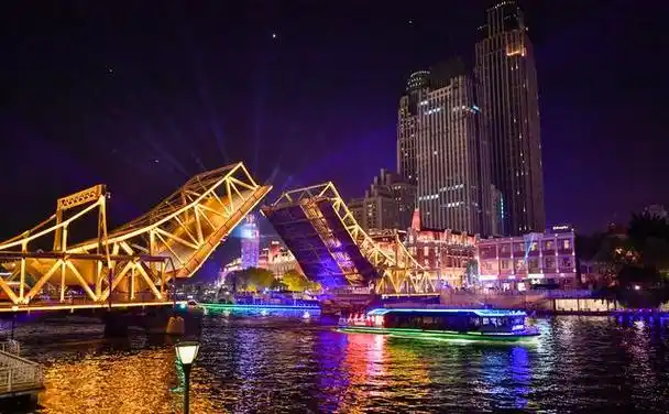 5月1日晚,位于天津海河上的标志性建筑物解放桥桥梁开启,桥梁开启角度