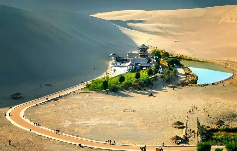 我们曾在月牙泉月牙湾