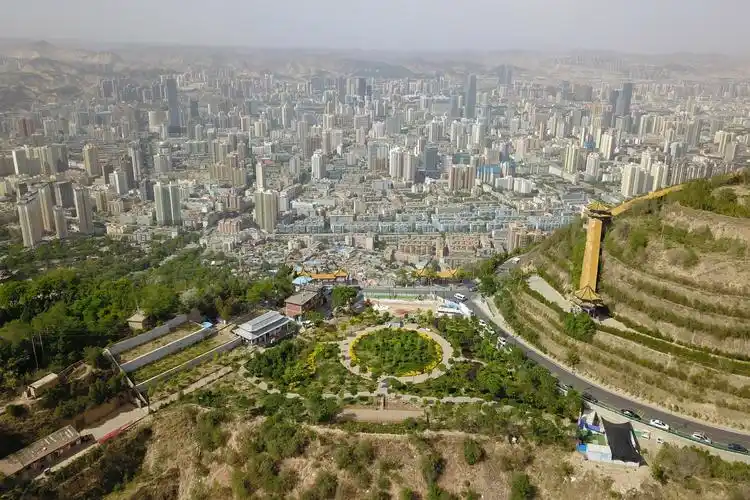 初夏时节,甘肃省兰州市城区不论黄河沿岸还是皋兰山,白塔山南北两山