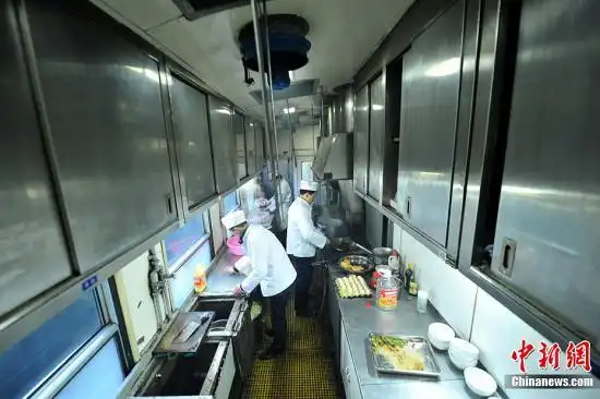 资料图片,列车餐车.刘占昆 摄